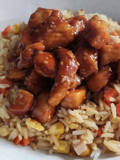 Una foto de Arroz chino con pollo teriyaki a mi manera