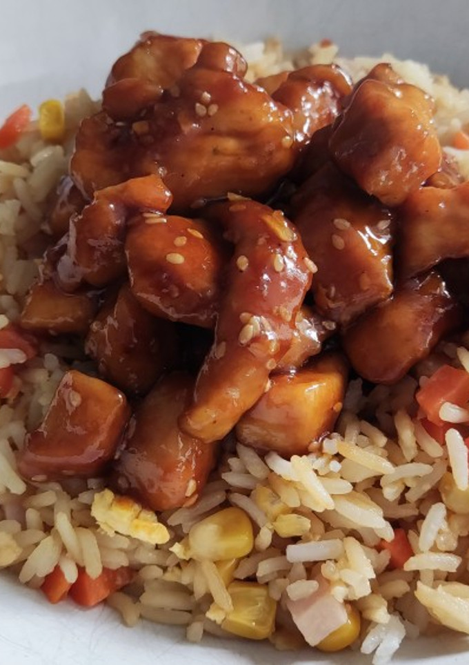 Una foto de Arroz chino con pollo teriyaki a mi manera