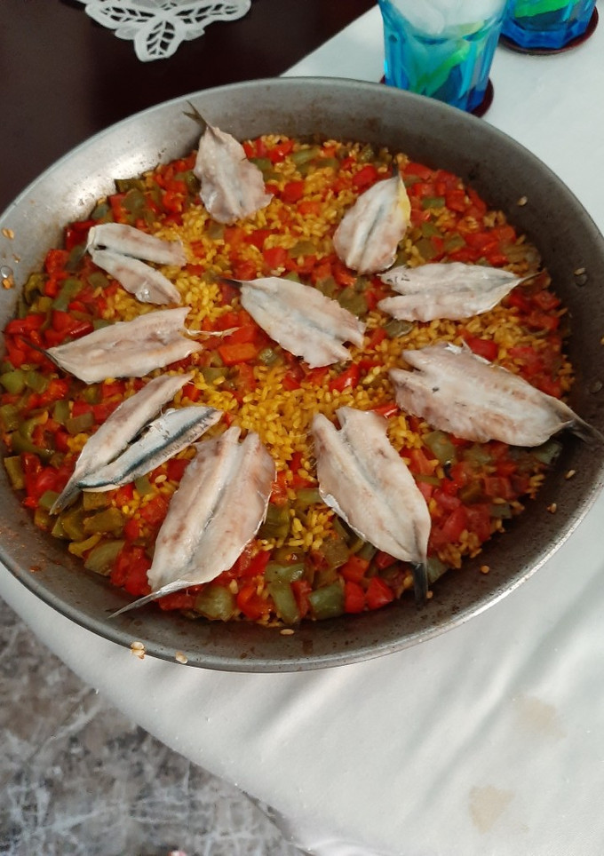 Una foto de Arroz con pimientos y boquerones