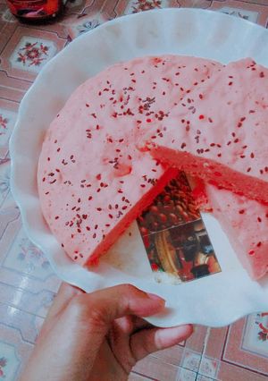 Hình của món Bánh bông lan thanh long đỏ bằng nồi cơm điện.