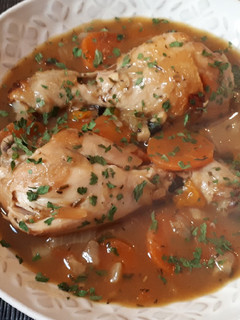 Una foto de Pollo guisado en salsa de cebolla y cerveza