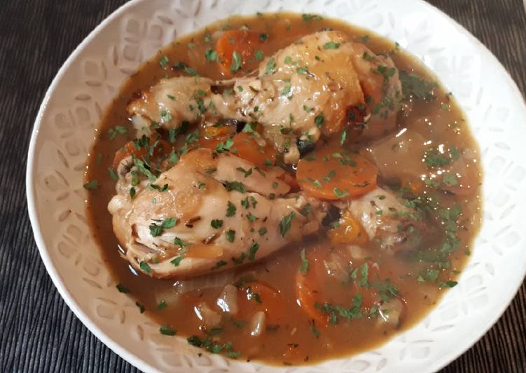 Pollo guisado en salsa de cebolla y cerveza