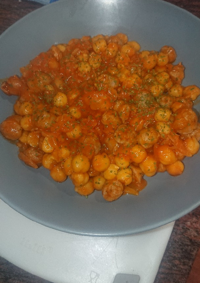 Una foto de Garbanzos con sofrito y salchicha