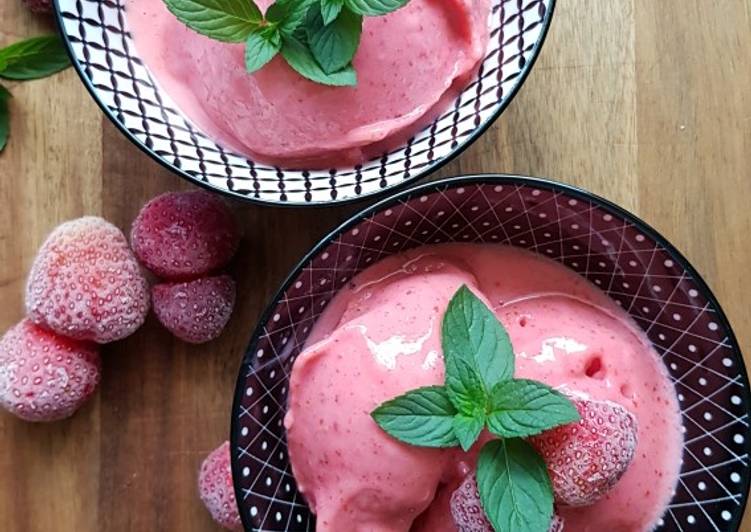 Erdbeer-Buttermilch Eis