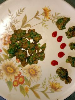 પાલક ભજીયા(Palak Bhajiya Recipe in Gujarati) રેસીપી મુખ્ય ફોટો