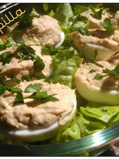 Una foto de Huevos rellenos en ensalada