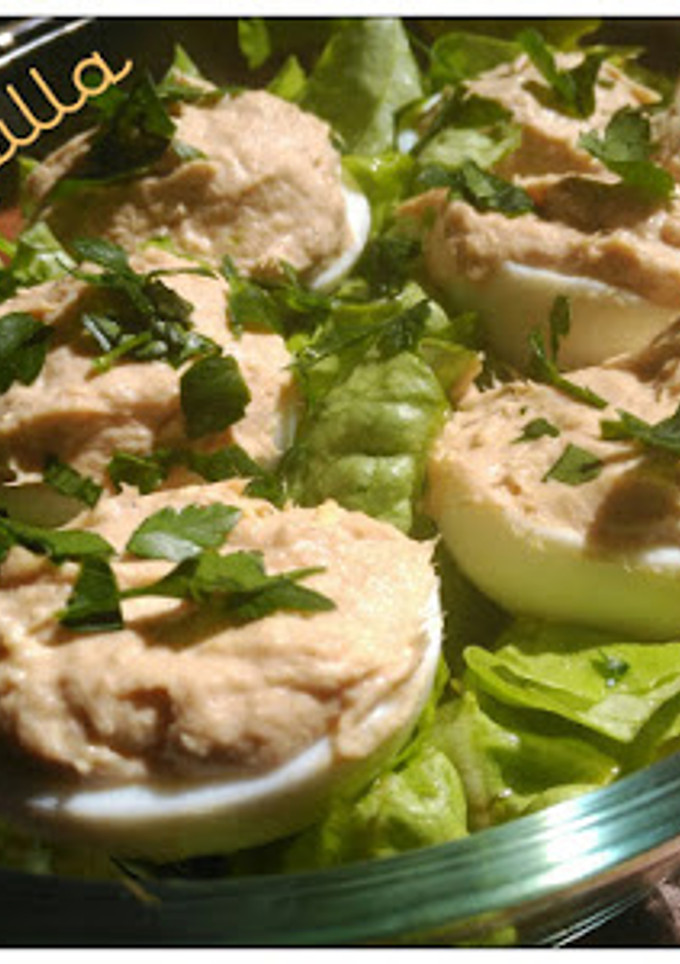 Una foto de Huevos rellenos en ensalada