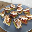 Canapés de queso de cabra y granola con tomate seco