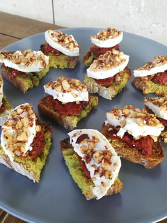 Una foto de Canapés de queso de cabra y granola con tomate seco
