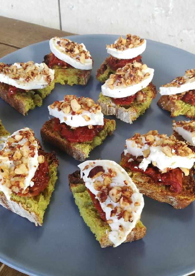 Una foto de Canapés de queso de cabra y granola con tomate seco