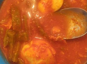Una foto de Huevos ahogados con nopales