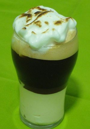 Una foto de Café con mousse de galleta y merengue (Vídeo)