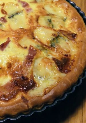 Une photo de Quiche au morbier et lard fumé sur pâte levée