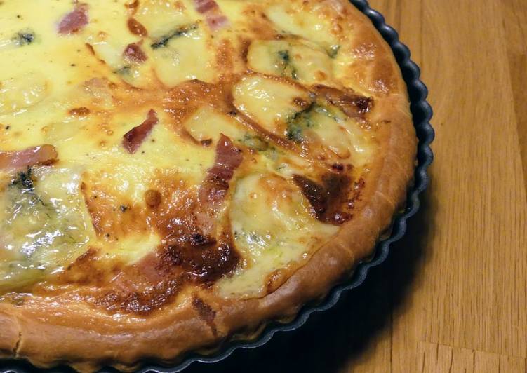 La Délicieuse Recette du Quiche au morbier et lard fumé sur pâte levée