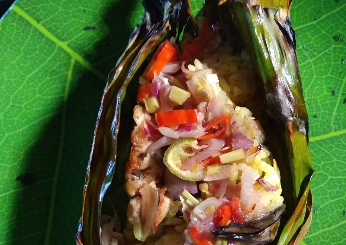 Nasi bakar dengan ikan goreng bersama Sambal Matah