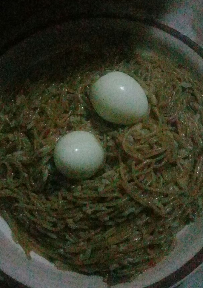 A picture of Simple spaghetti and boiled egg.