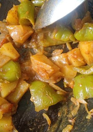 A picture of Aloo Capsicum Curry.