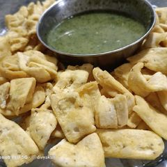 A picture of Bhavnagri Papdi.