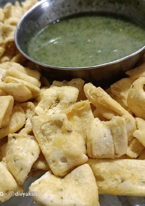 A picture of Bhavnagri Papdi.