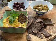 Une photo de avocat houmous