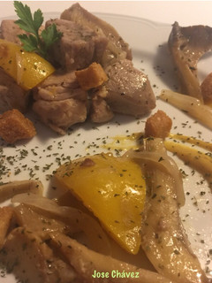 Una foto de Paleta de cerdo con picatostes, setas y pimiento amarillo