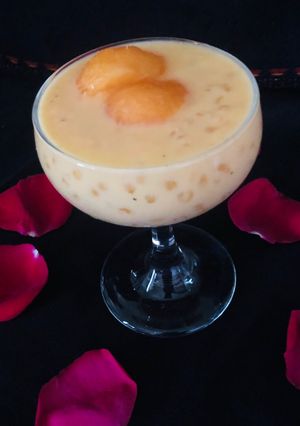 A picture of Milk And Rock Melon With Sago.