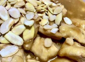 Foto di Bocconcini di pollo al sugo di limone e salsa di soia (E CASCATA DI MANDORLE) 🍗🍋🍶🍂