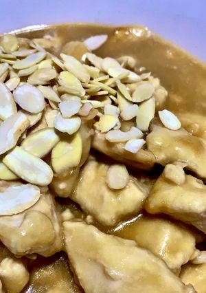 Foto di Bocconcini di pollo al sugo di limone e salsa di soia (E CASCATA DI MANDORLE) 🍗🍋🍶🍂