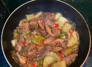 Hình của món Thịt nạc vai ướp ngũ vị xào cải chua.