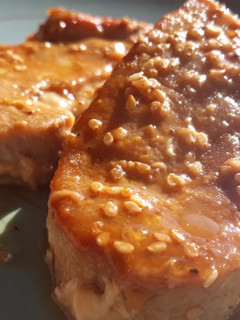 Una foto de Atún en salsa de soja con mostaza y miel