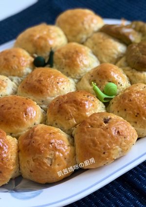 A picture of Grape-Shaped Condensed Milk Bread.
