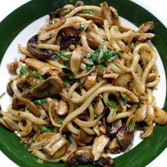 A picture of Chicken, mushrooms and udon.