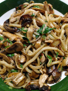 A picture of Chicken, mushrooms and udon.