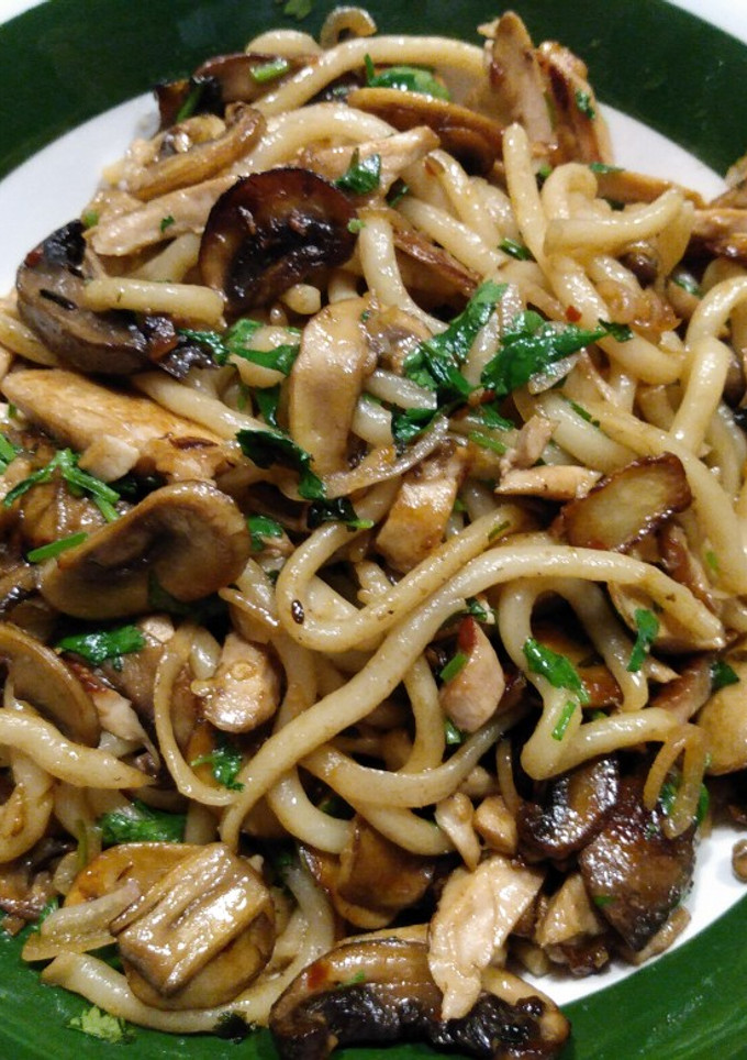 A picture of Chicken, mushrooms and udon.