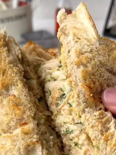 Una foto de Sándwich de pollo y aguacate