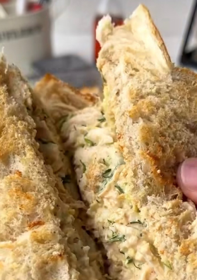 Una foto de Sándwich de pollo y aguacate