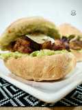 Panecillo de pollo marinado con guacamole y parmesano