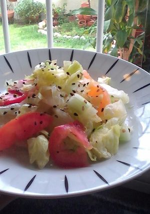 Una foto de Ensalada mixta con rabano y mandarina