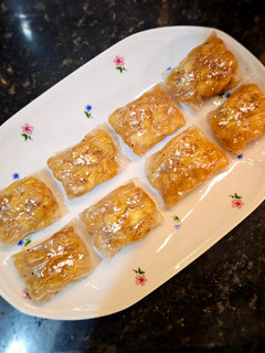 Una foto de Rollitos de papel de arroz dulce con manzana y canela