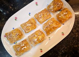 Una foto de Rollitos de papel de arroz dulce con manzana y canela
