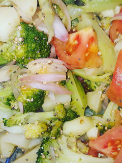 Una foto de Ensalada de brócoli con papas y semillas de sésamo y chía