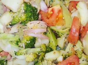 Una foto de Ensalada de brócoli con papas y semillas de sésamo y chía