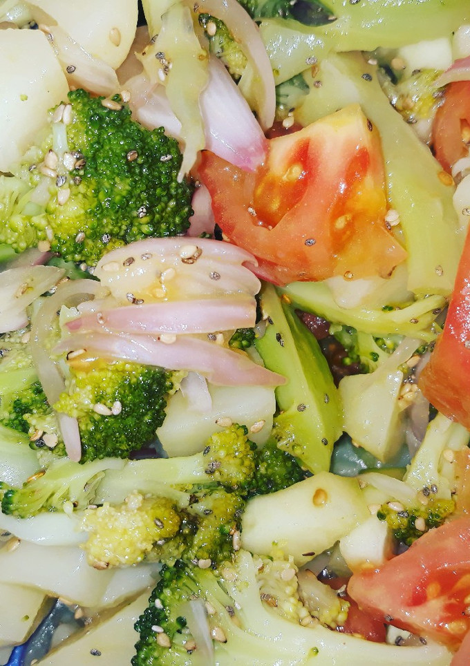 Una foto de Ensalada de brócoli con papas y semillas de sésamo y chía