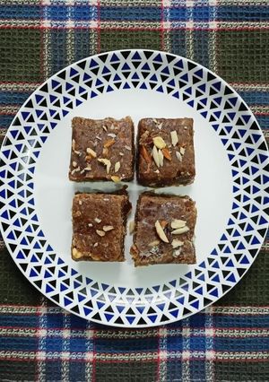 ખજૂર પાક (Khajoor Paak Recipe In Gujarati) રેસીપી મુખ્ય ફોટો