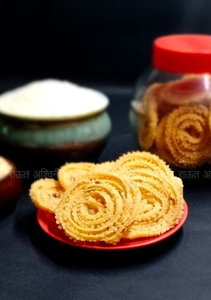 तांदूळ-उडदाची चकली /मुरुक्कू (chakali recipe in marathi) रेसिपी चे मुख्य फोटो 