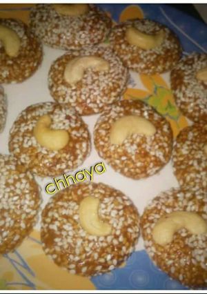 गुड तिल बाटी (Jaggery til bati recipe in hindi) रेसिपी मुख्य फोटो