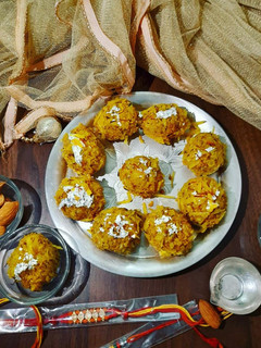 कोकोनट लड्डू(coconut laddu recipe in hindi) रेसिपी मुख्य फोटो