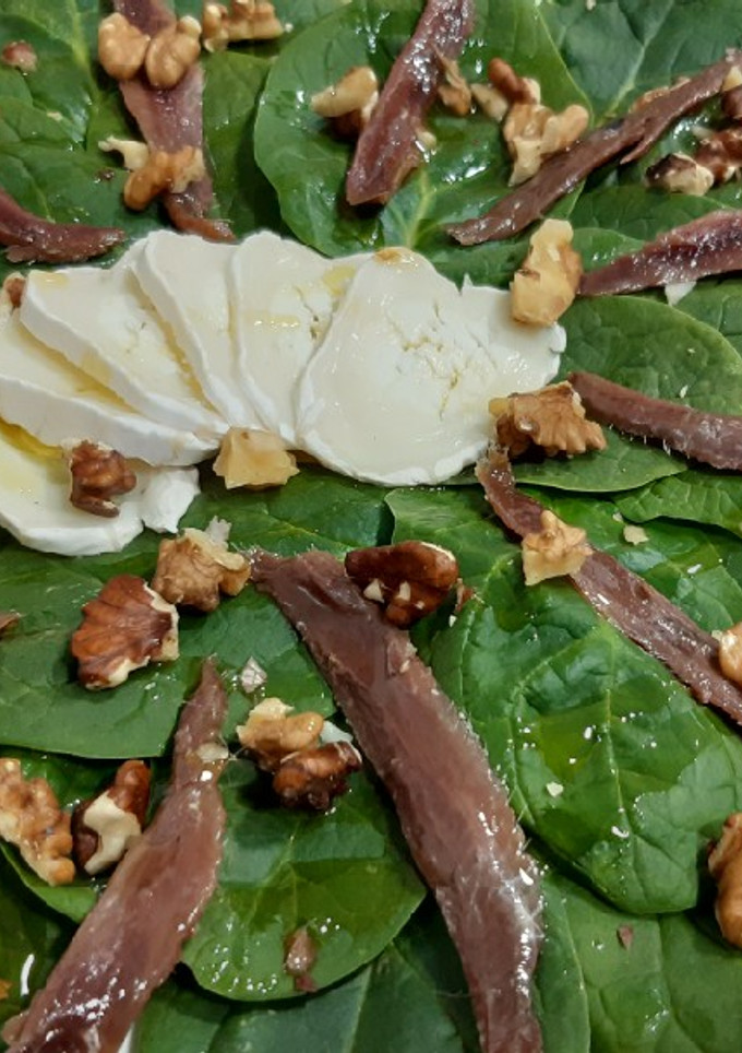 Una foto de Ensalada de espinacas, queso cabra, anchoas y nueces