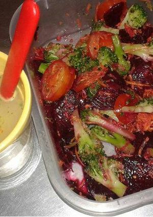 Una foto de Ensalada de remolacha y brócoli