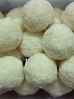 नारियल के लड्डू (nariyal ke ladoo recipe in Hindi) रेसिपी मुख्य फोटो